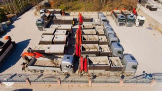 Letecký pohled na výrobu a dopravu betonových žump a septiků