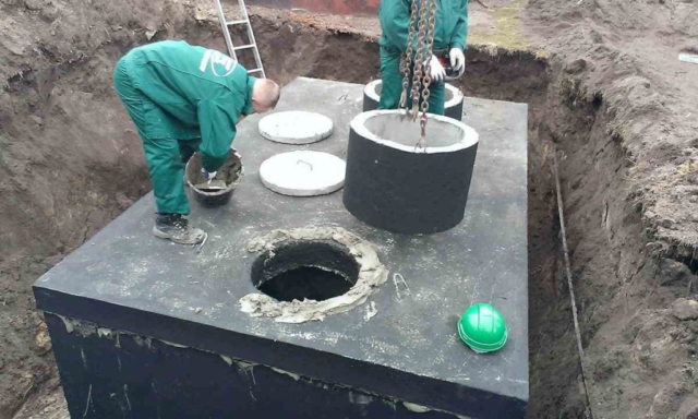 Usazení betonového septiku - montáž vstupního komínu